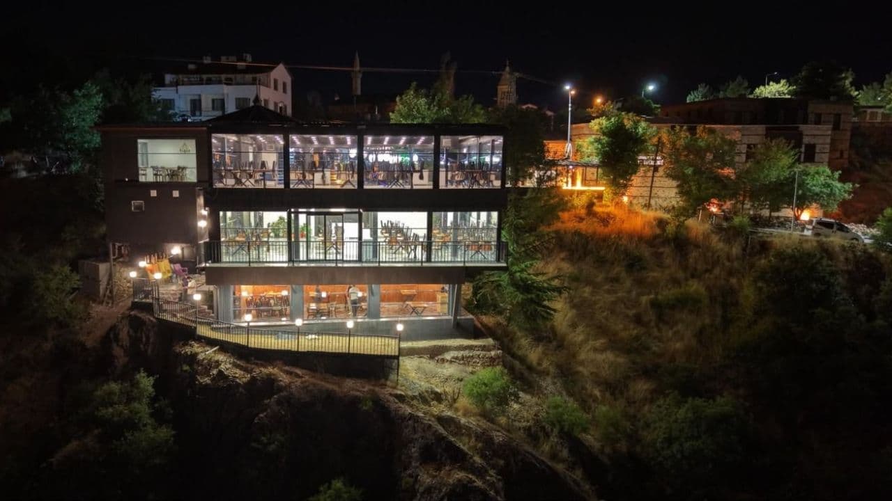 Harput Kürsübaşı Otağı, Harput'un yamaçlarında akşam manzarası