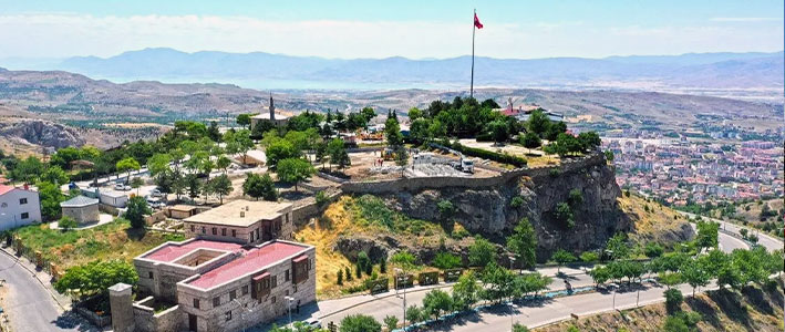 Bir Davetten Fazlası